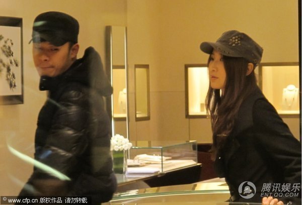 组图:陈赫与嫩模女友逛珠宝店 似好事将近
