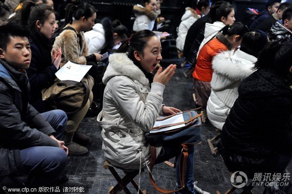 中戏表演系新生初试举行 披风哥、哈欠妹抢镜