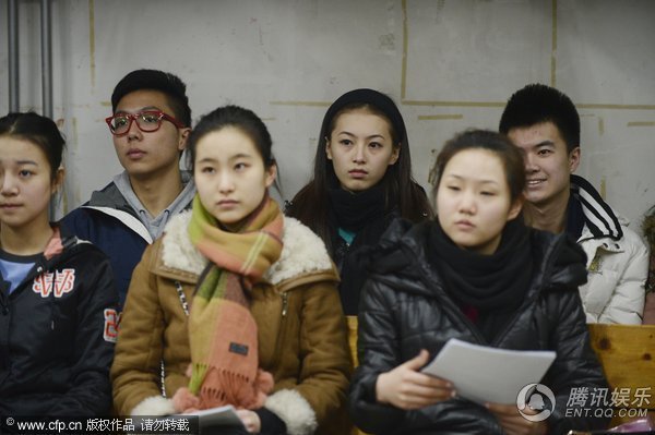 中戏表演系新生初试举行 披风哥、哈欠妹抢镜