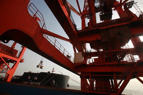 10月10日,在河北省曹妃甸港码头,吊车卸下从澳大利亚进口的铁矿石。2013年前8个月曹妃甸港区吞吐量突破1.59亿吨,全年吞吐量预计将突破2.4亿吨,单独排名有望进入全国前十名。随着正在建设的煤炭、木材、钢材、矿石、可再生能源、天然气等六大宗商品交易平台的完善,曹妃甸港正在从集疏港向综合贸易大港转变。新华社记者 刘宇 摄