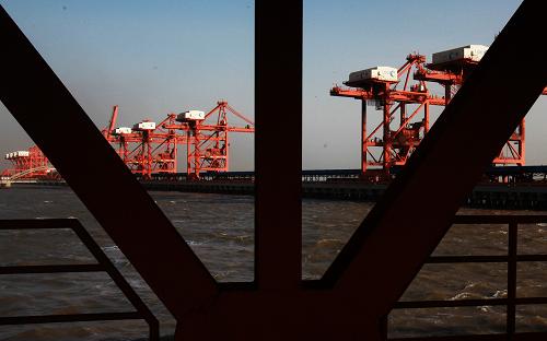 这是10月10日拍摄的河北省曹妃甸港码头。新华社记者 刘宇 摄